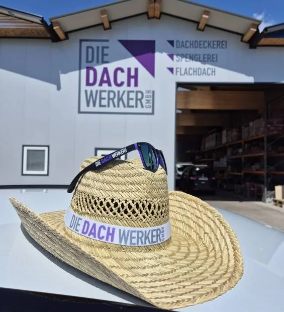 Firmengebäude der Dachwerker mit Logo und Markenmaterial