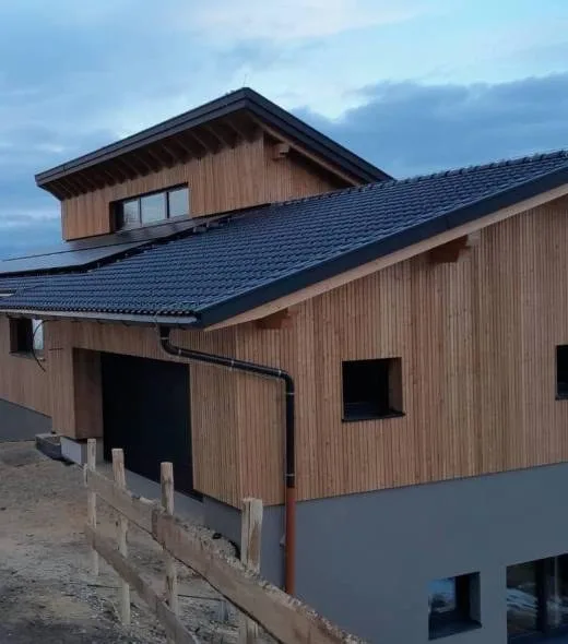 Holzhaus mit fertigem Dach und Spenglerarbeiten
